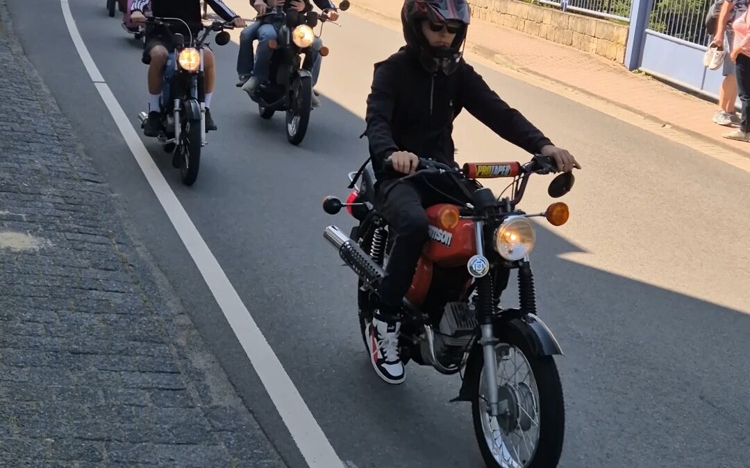 Simson-Fans auf dem Weg durch Stolberg